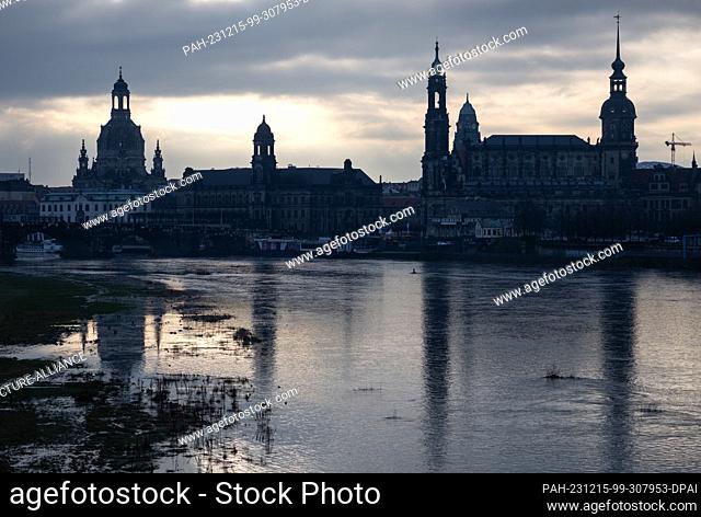 15 December 2023, Saxony, Dresden: The Elbe meadows in front of the old town with the Frauenkirche (l-r), the Ständehaus, the Hofkirche