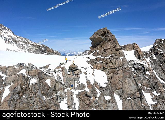 High altitude tour, ski tourers abseil down a cliff, Stubai, Tyrol, Austria, Europe