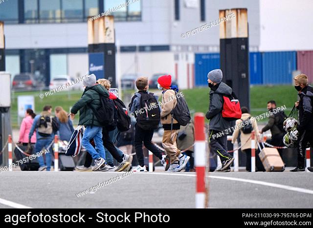 30 October 2021, Lower Saxony, Norddeich: A group of children walks to Norddeich Mole station on Saturday morning. The autumn holidays in Lower Saxony are...