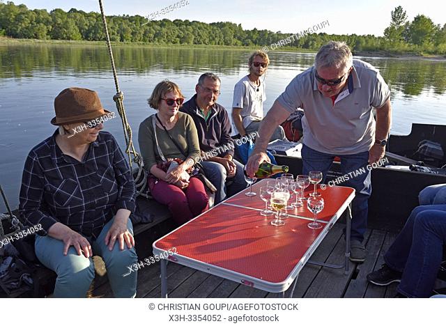 aperitif a bord, Balade en toue sur la Loire aux environs de Chaumont-sur-Loire, departement Loir-et-Cher, region Centre-Val de Loire, France
