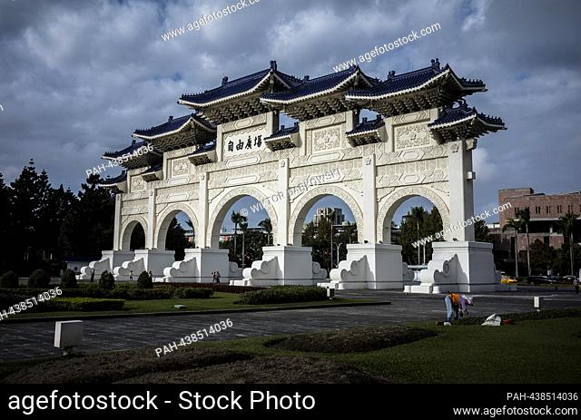 A worker tends to the grounds in front of the Liberty Square Arch in Taipei, Taiwan on 13/12/2023 by Wiktor Dabkowski. - Taipei/Taipei/China