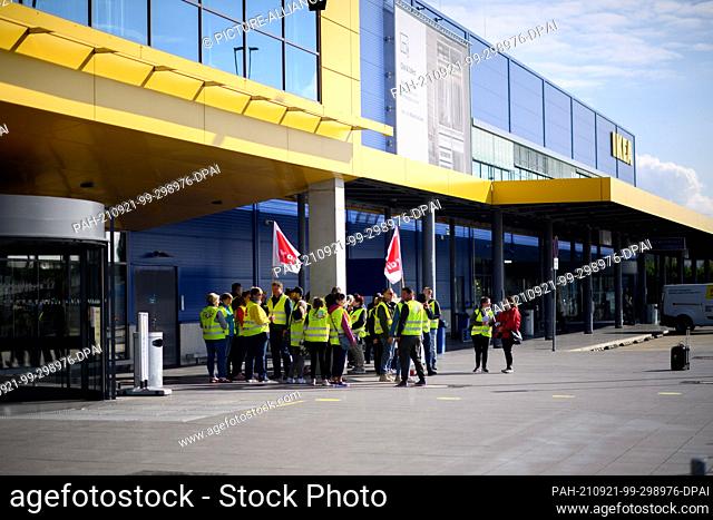 21 September 2021, Saxony-Anhalt, Magdeburg: Retail workers strike in front of the entrance of the Ikea furniture store. The round of negotiations in the retail...