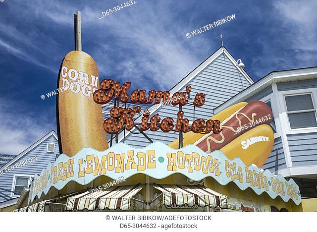 USA, New Jersey, The Jersey Shore, Wildwoods, Wildwoods Beach Boardwalk, Mama's Kitchen, sign