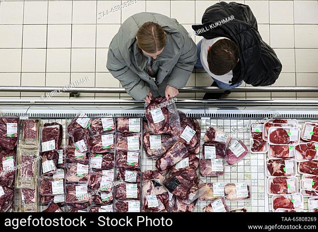 RUSSIA, NOVOSIBIRSK - DECEMBER 16, 2023: Customers choose meat in an Auchan hypermarket. Kirill Kukhmar/TASS