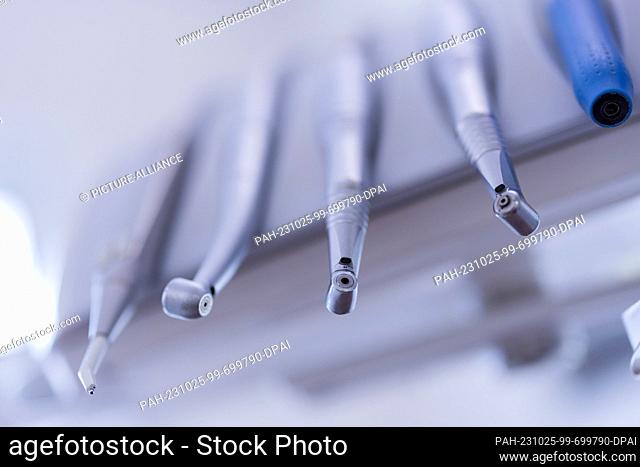 23 October 2023, North Rhine-Westphalia, Mönchengladbach: Tools of a dentist are seen in a treatment room at Dr. Kranz's dental office