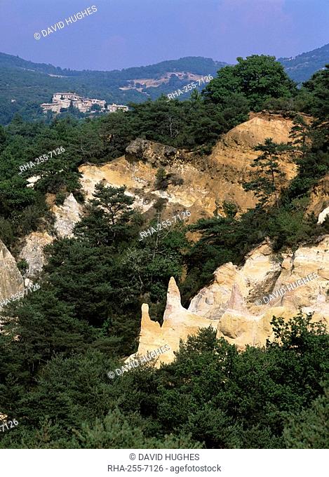 Old ochre mines, near Roussillon, Colorado de Rustrel, Alpes-de-Haute-Provence, Provence, France, Europe