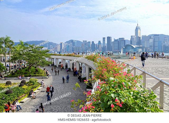 China, Hong Kong, Kowloon District, Kowloon Public Pier, goes and comes from pedestrians on Tsim Sha Tsui's walk with the island of background Hong-Kong