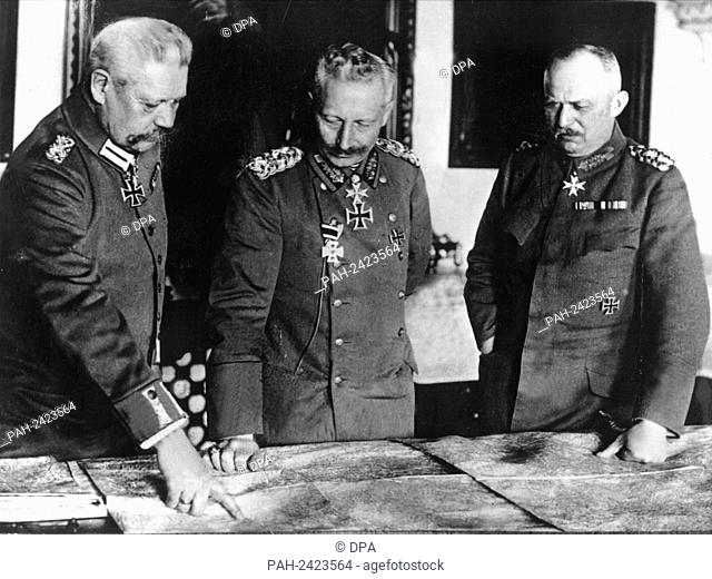 (l-r) General Field Marshal Paul von Hindenburg, Emperor Wilhelm II. and General Erich Ludendorff have a look at a map during World War I