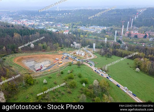 21 April 2022, Saxony, Pirna: Bridge piers stand next to a construction site for the 300-meter-long Kohlberg Tunnel (l) in the Gottleuba Valley