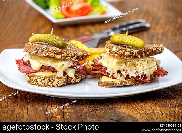 Reuben Sandwich auf rustikalem Holz