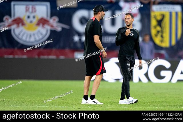21 July 2022, Saxony, Leipzig: Soccer: Test matches, RB Leipzig - FC Liverpool at Red Bull Arena. Liverpool coach Jürgen Klopp (l) and RB coach Domenico Tedesco...