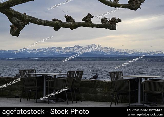 12 January 2023, Baden-Wuerttemberg, Meersburg: Deserted lies the waterfront promenade of Meersburg on Lake Constance. In the background with a distant view the...