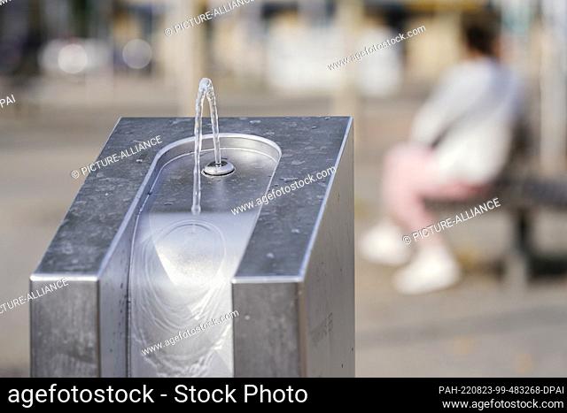 PRODUCTION - 18 August 2022, Baden-Wuerttemberg, Mannheim: A drinking water fountain is located on the Old Measuring Square. Photo: Uwe Anspach/dpa