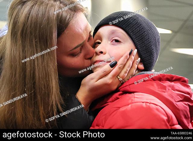 RUSSIA, MOSCOW - 19 de diciembre de 2023: Alexandra Zhulina besa a su hijo que ha llegado a un vuelo de Estambul-Moscú, en el Aeropuerto Internacional Vnukovo