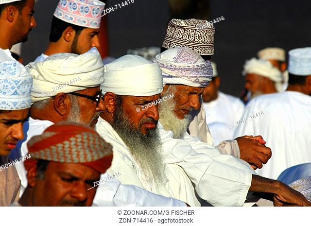 Gruppe omanischer Männer in der Nationaltracht Dishdasha und der Kummah Kappe oder dem Mussar Turban auf dem Kopf, Nizwa