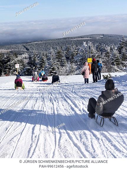 Tourists sled on their sleds on 07.02.2018 from Fichtelberg (1.215 meters) into the valley. (07 February 2018) | usage worldwide