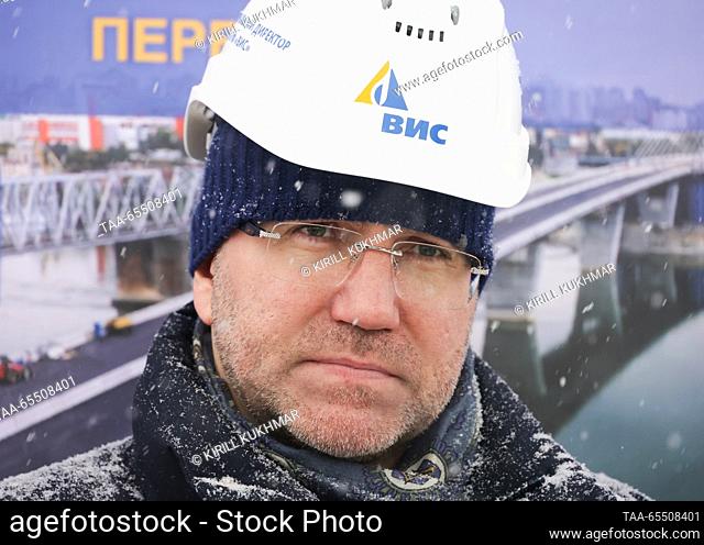 RUSSIA, NOVOSIBIRSK - DECEMBER 6, 2023: Vis Group First Deputy General Director Sergey Yudin is seen during the construction of a cable-stayed bridge over the...