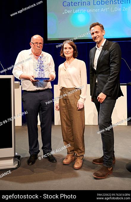 22 June 2022, Berlin: Benjamin Piel (r), former winner of the Theodor Wolff Award, presents Caterina Lobenstein, Die Zeit, and Stephan Lebert, Die Zeit