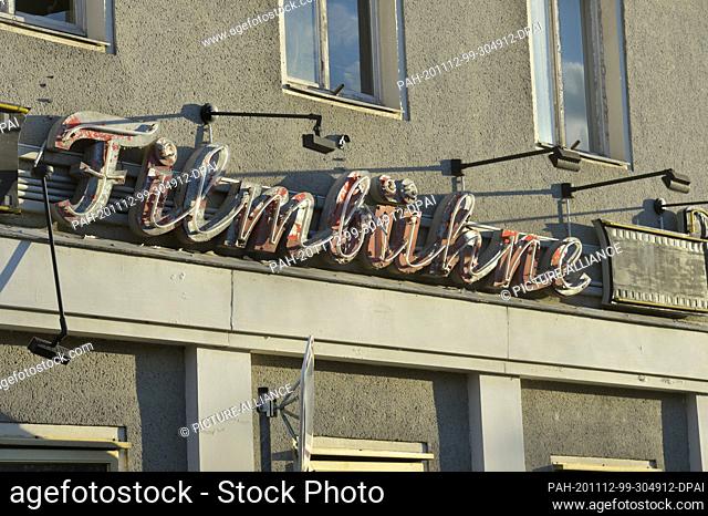 28 October 2020, Saxony, Torgau: Not much is left of a cinema in Torgau in October 2020. The lettering ""Filmbühne"" begins to fall apart