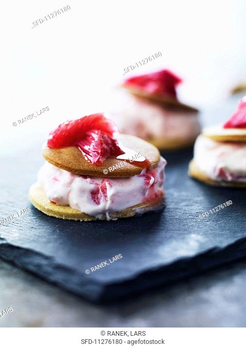 Sandwich biscuits filled with a rhubarb cream