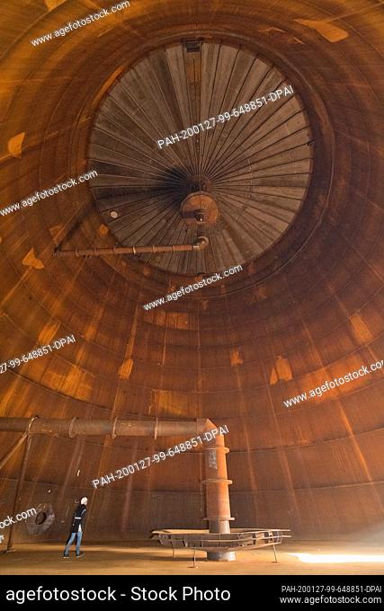 16 January 2020, Mecklenburg-Western Pomerania, Neubrandenburg: View into the interior of the construction site of the new water reservoir for the so-called...