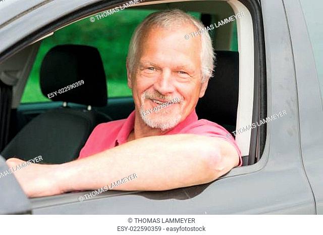 Senior in einem Auto