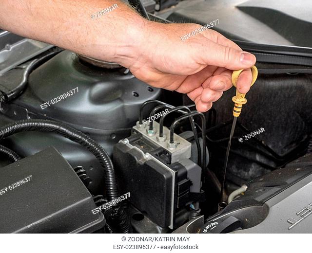 control of the level of engine oil of a car