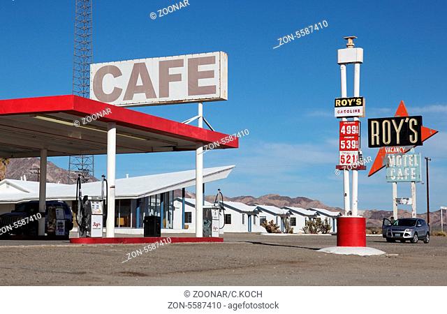 80iger Jahre Tankstelle in der Wueste Kaliforniens, USA 2013