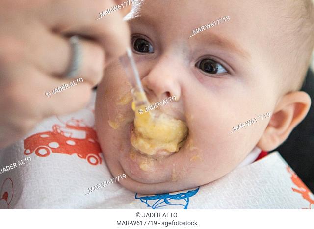 neonata di 6 mesi mangia la pappa