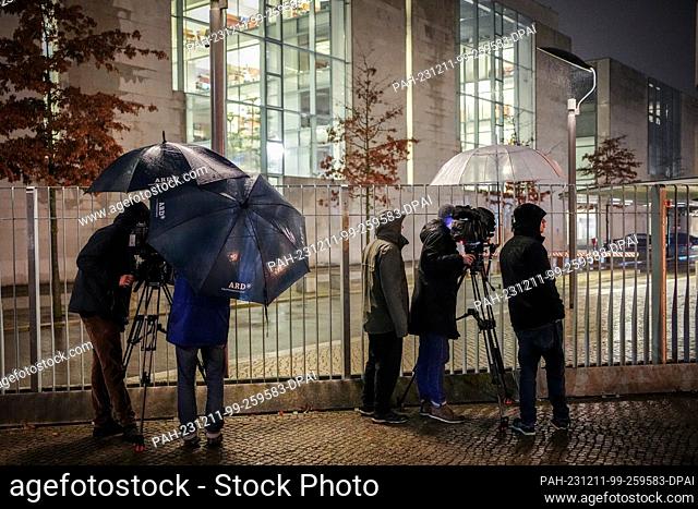 11 December 2023, Berlin: Camera crews stand in front of the Federal Chancellery on the occasion of further consultations in the budget crisis