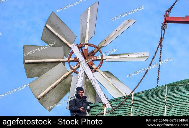 02 December 2020, Mecklenburg-Western Pomerania, Stove: Employees of mill construction companies prepare the lifting of the mill cap weighing about 17 tons for...