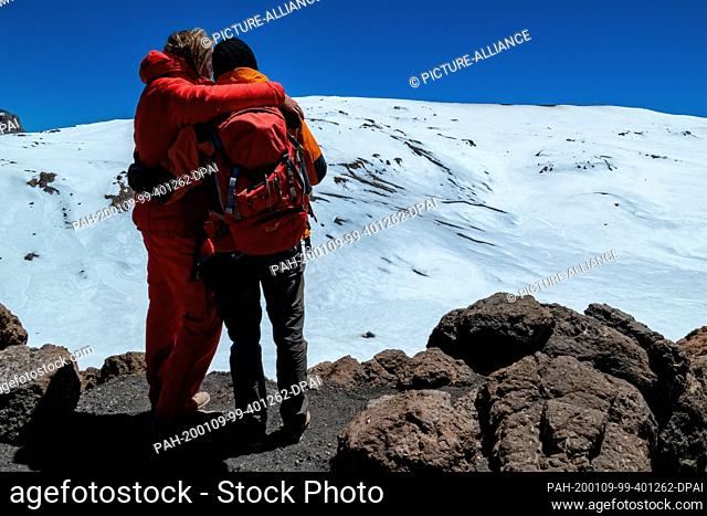 HANDOUT - 07 August 2018, Tanzania, Kilimandscharo: The Hamburg adventurer Achill Moser (l) is standing on Kilimanjaro next to his son Aaron