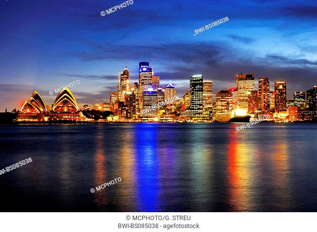 skyline of Sydney with Opera and cruise liner Queen Mary 2, Australia, New South Wales, Sydney