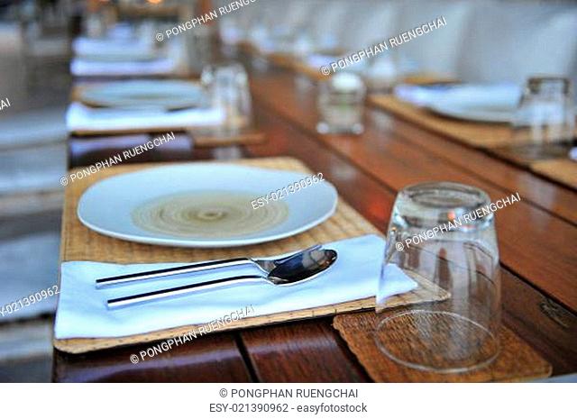 Dinner plate setting