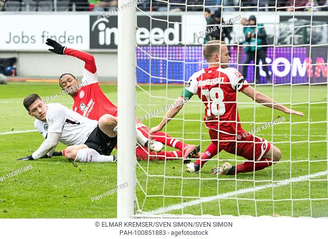 goalschuetze Ante REBIC (li., F), Abdou DIALLO (mi., MZ) und Daniel BROSINSKI (MZ) sehen dem Ball zum 2:0 goal fuer Eintracht Frankfurt after, ganze Figur