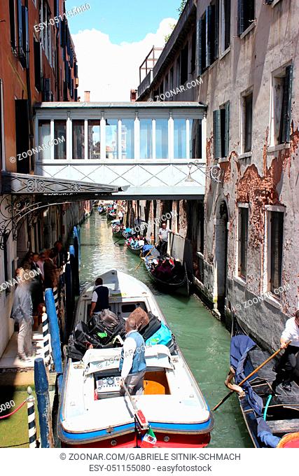 Gondeln Stau in Venedig