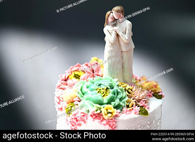 14 May 2022, Baden-Wuerttemberg, Friedrichshafen: A ""bride and groom"" stands as an example of a wedding cake in the West Foyer of the Friedrichshafen Trade...