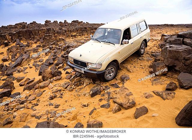Jeep in the Libyan desert, Stony Desert, Acacus Mountains or Tadrart Acacus, Libya, North Africa, Africa