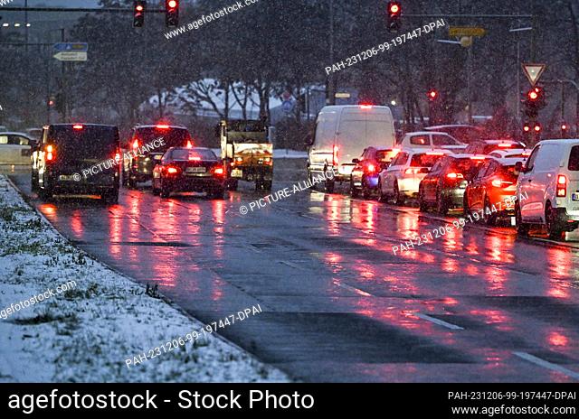06 December 2023, Berlin: Sleet and snow showers, like here at the Blumberger Damm/Alt-Biesdorf junction, make rush hour traffic difficult in the early morning