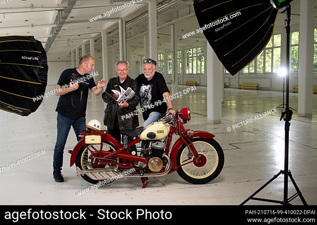 16 July 2021, Saxony, Zschopau: Photographer Detlev Müller (l-r) instructs Reiner Mattheß, owner of the DKW Luxus 500, and DKW expert Frieder Bach in the former...