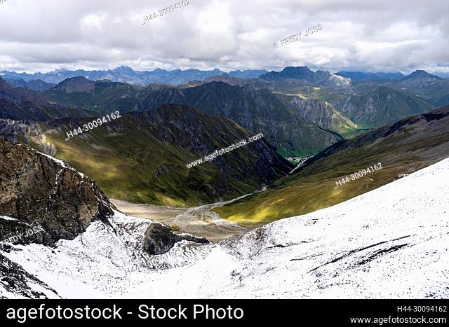 Sicht vom Muttler durch das Val Maisas zum Dorf Samnaun, Unterengadin, Kanton Graubünden. Über dem Dorf am Horizont der Bürkelkopf auf der Grenze...