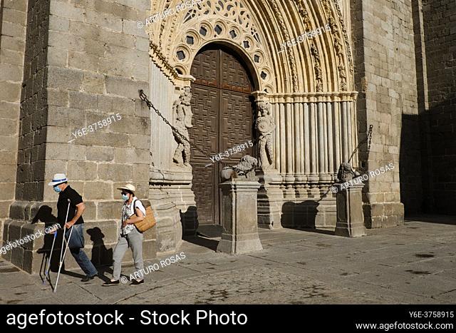 Tourists in front of the cathedral of Ã. vila
