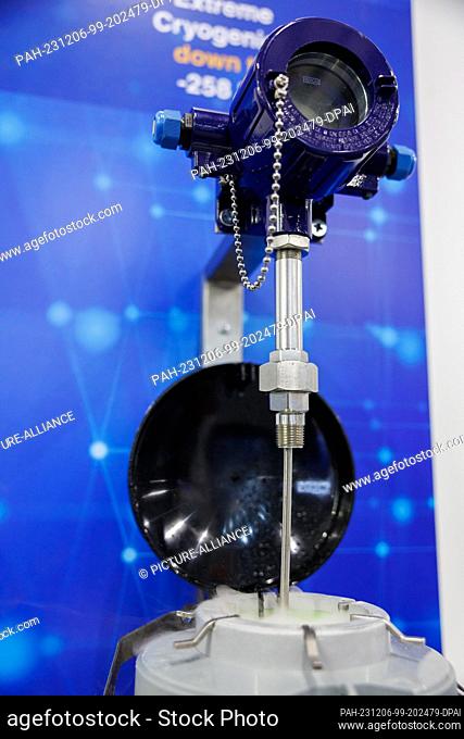 06 December 2023, Bavaria, Nuremberg: An installation illustrates the measurement of liquid hydrogen at the stand of the German manufacturer of pressure and...