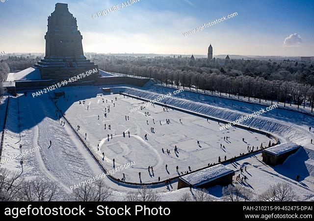 14 February 2021, Saxony, Leipzig: With and without ice skates and all kinds of winter sports equipment, Leipzigers are out and about on the Lake of a Thousand...
