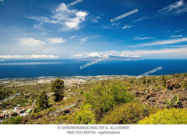Panorama vom Mirador de Chirche über Guia de Isora und Playa de San Juan auf die Westküste, dahinter die Insel Gomera, Teneriffa, Kanarische Inseln, Spanien