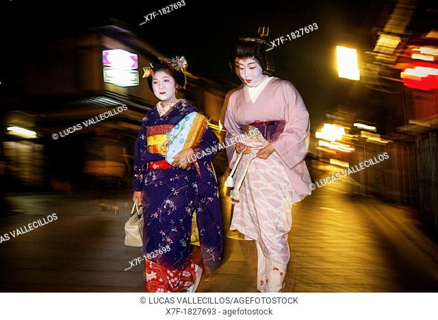 Geisha and 'maiko' geisha apprentice  Hanamikoji dori street Geisha's distric of Gion Kyoto  Kansai, Japan