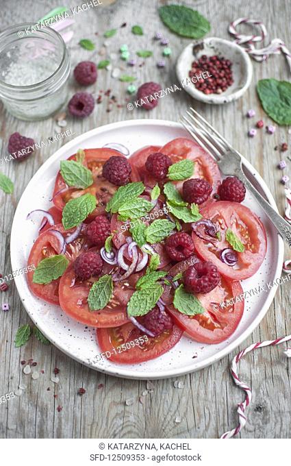 Summer salad with tomatoes, raspberries, red onion and mint