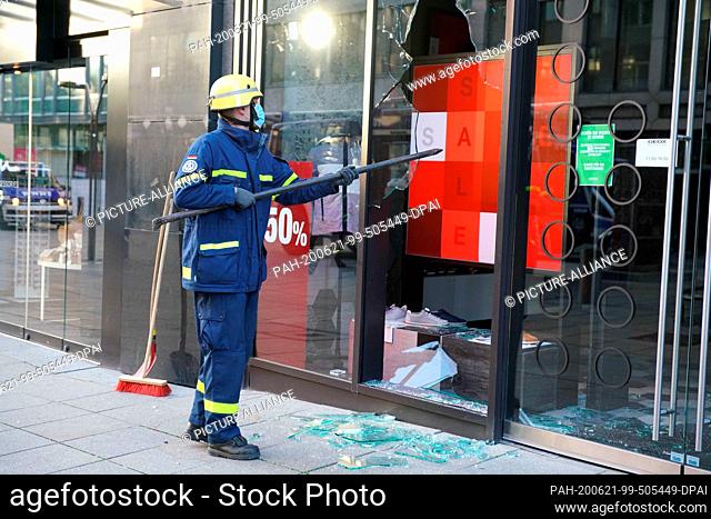 21 June 2020, Baden-Wuerttemberg, Stuttgart: A THW employee helps to clean up and secure the damaged shops after the heavy riots in the night from Sunday