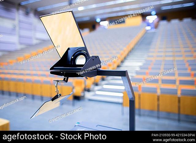 29 September 2021, North Rhine-Westphalia, Duisburg: View of an overhead projector in a lecture hall at the University of Duisburg-Essen