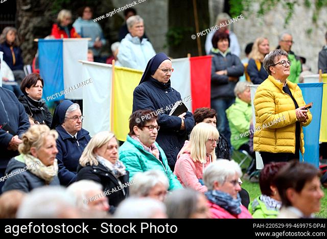 29 May 2022, Thuringia, Dingelstädt: Faithful women and men participate in the Eucharistic celebration of the women's pilgrimage in the monastery on Kerb Hill